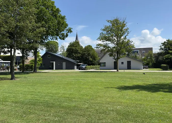 VILLA ARYVE in See-, Strand- und Golfplatznähe inklusive NETFLIX, Bad en Suite und Wohlfühlgarantie